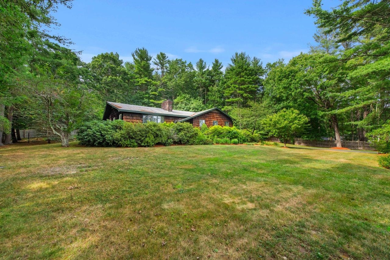 Property Photo:  3 Woodland Drive  NH 03053 