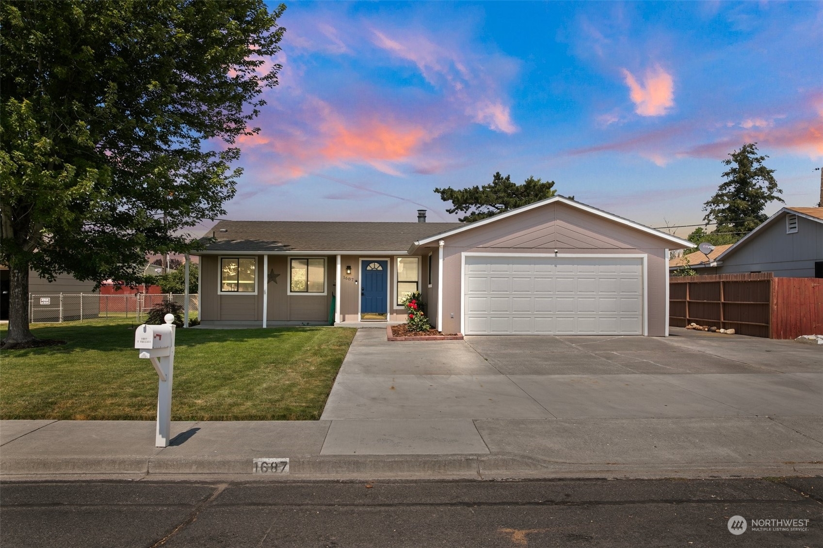 Property Photo:  1687 S Wallace Street  WA 98837 