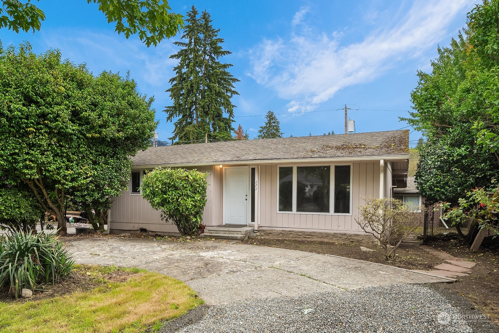 Property Photo:  225 E Sunset Way  WA 98027 