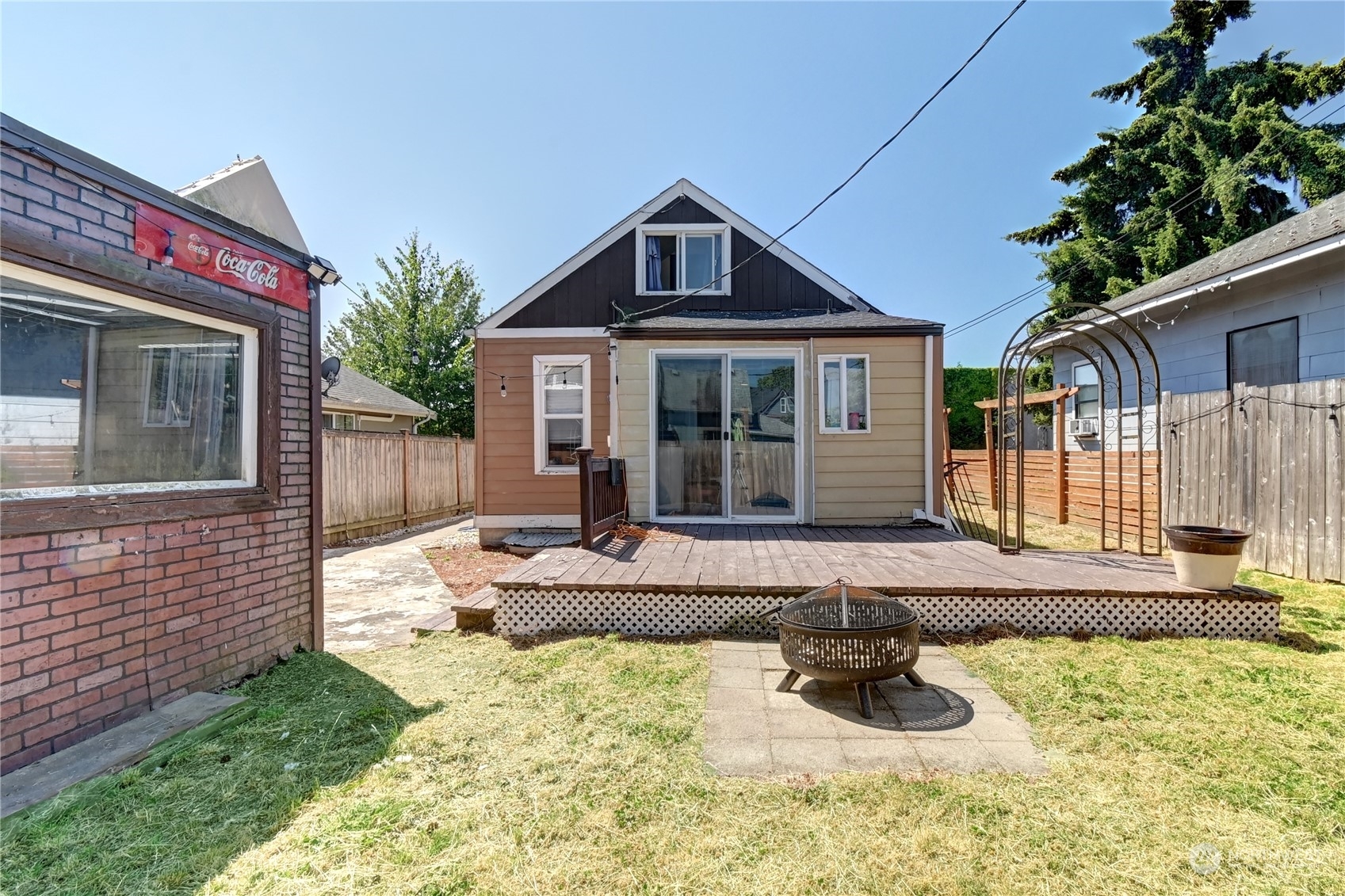 Property Photo:  2327  Harrison Avenue  WA 98201 