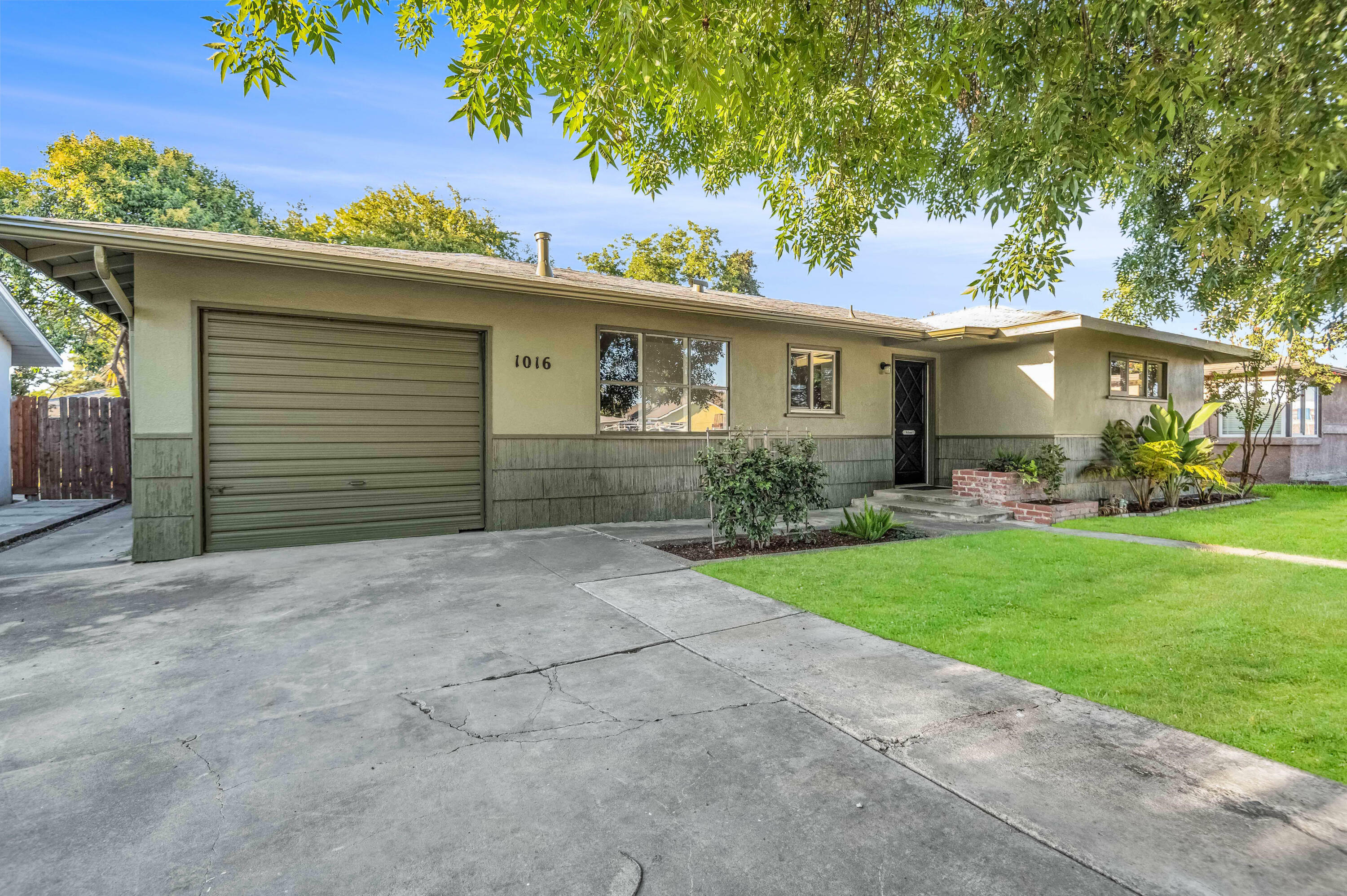 Property Photo:  1016 E Kaweah Avenue  CA 93292 