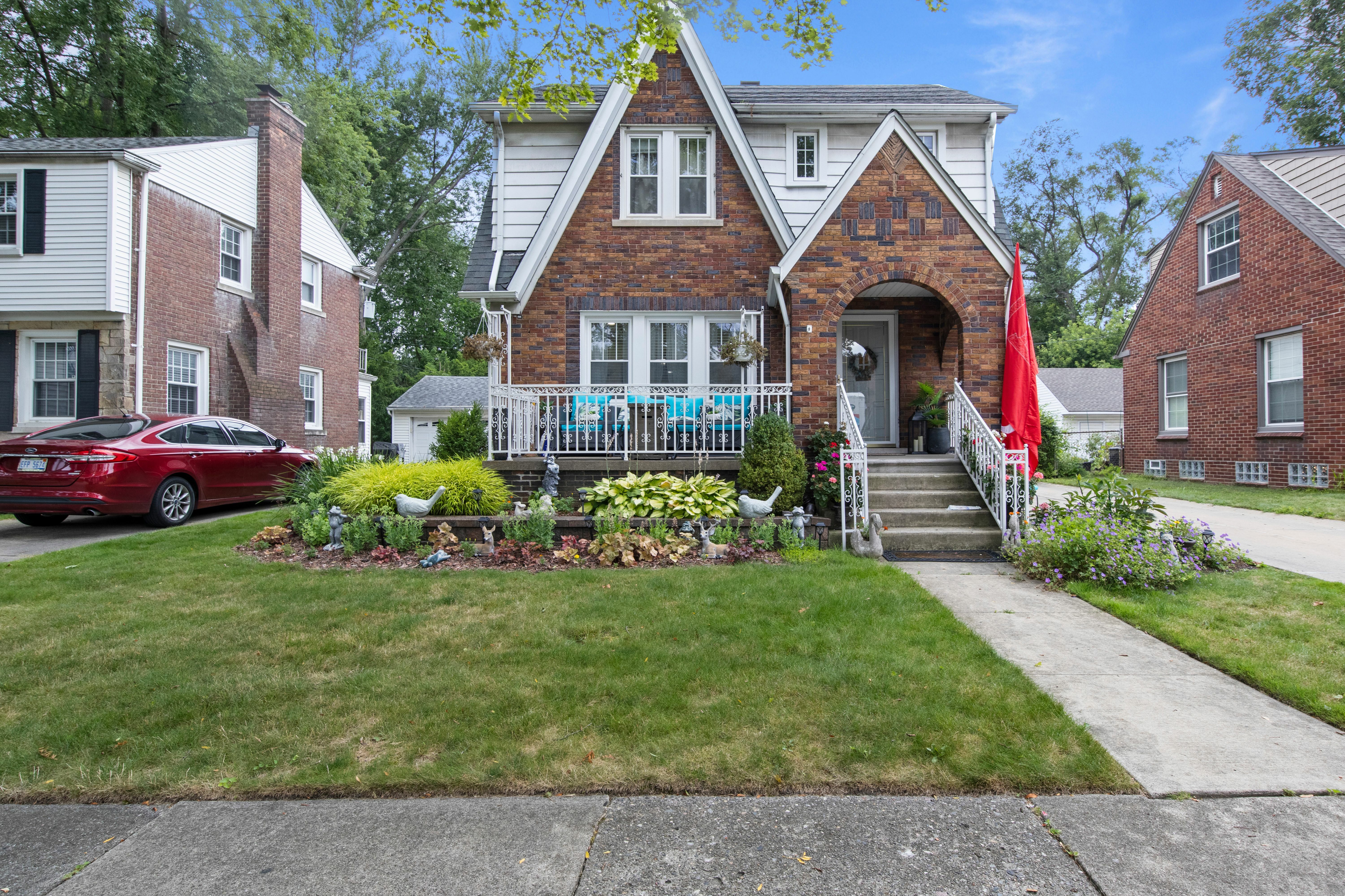 Property Photo:  156 S Waverly Street  MI 48124 1448 