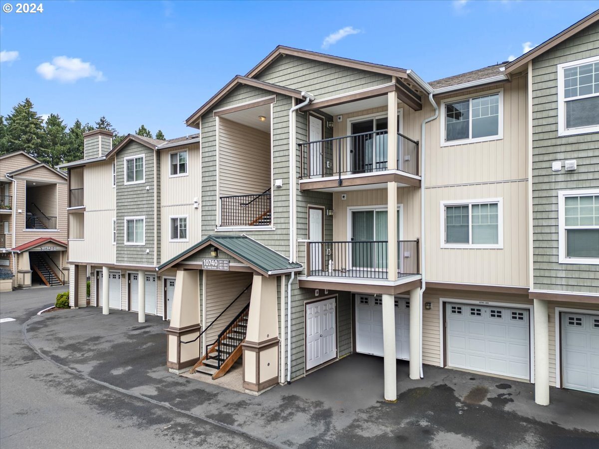 Property Photo: 10740 NE Holly St 202 OR 97006