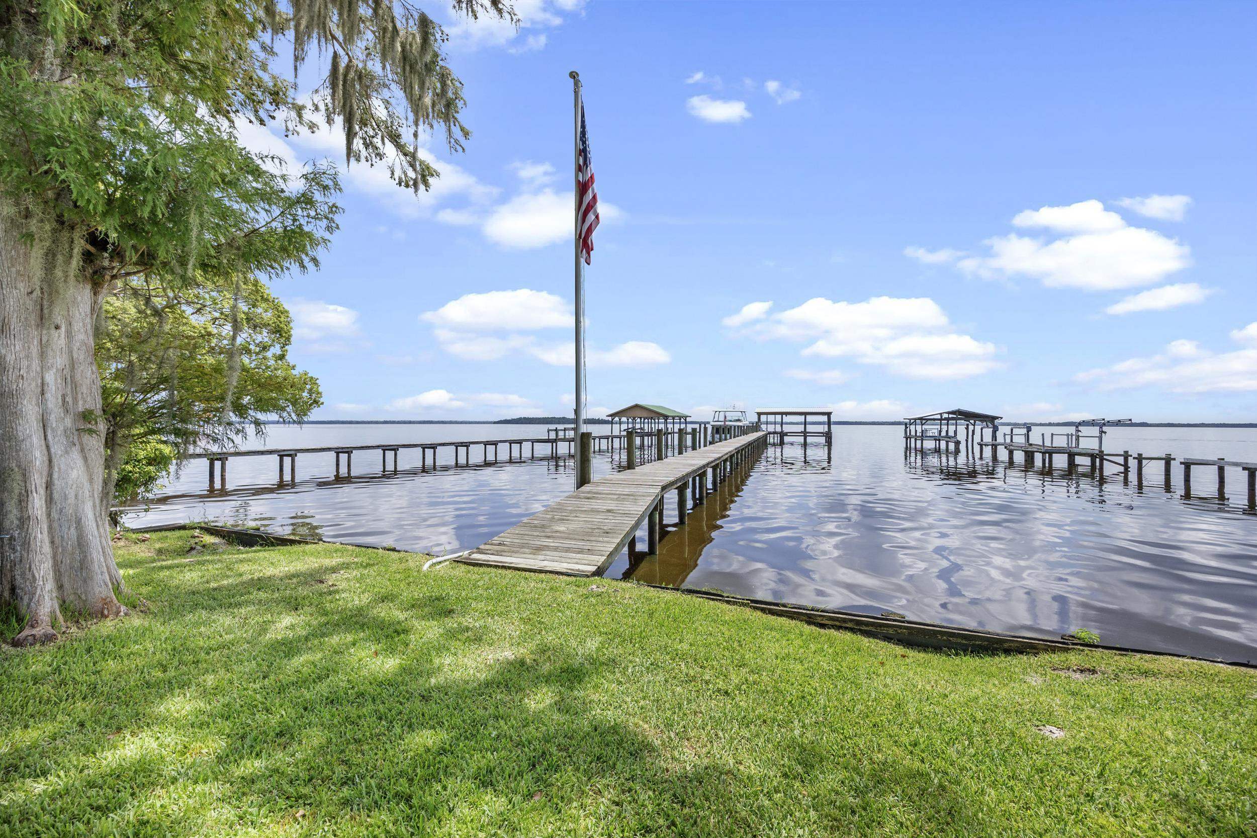 Property Photo:  22 N Lake St  FL 32112 