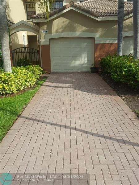 Property Photo:  4016 Peppertree Dr  FL 33332 