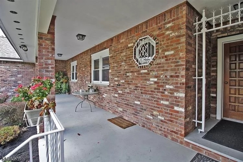 Property Photo:  5 Hampton Rd  NJ 08867 