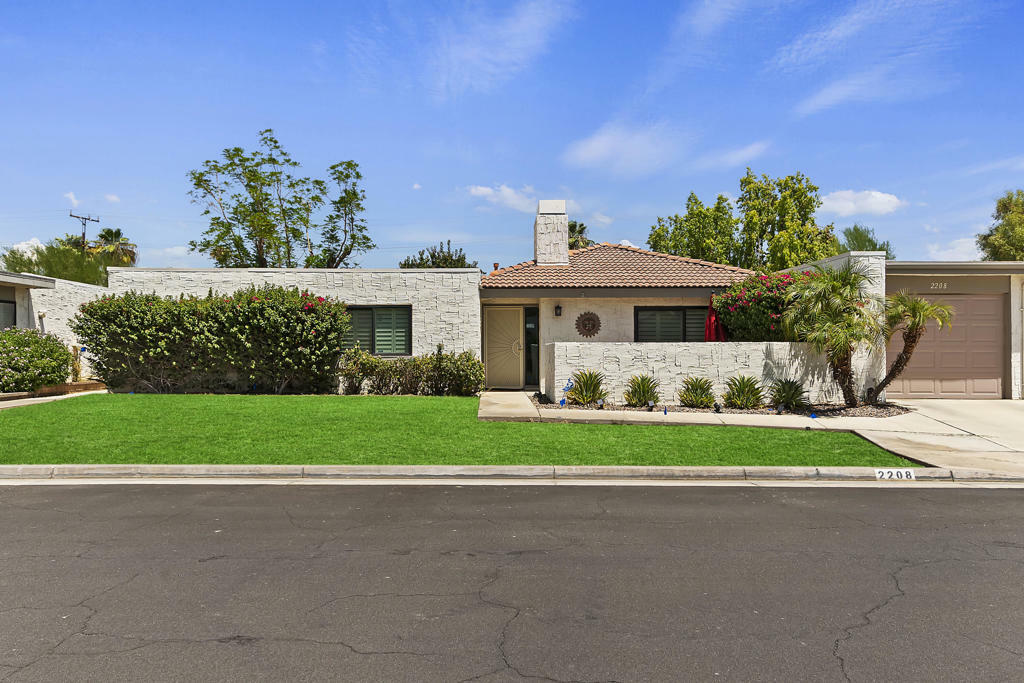 Property Photo:  2208 N Sunshine Circle  CA 92264 