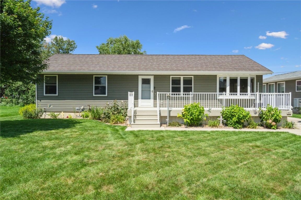 Property Photo:  210 Washington Street E  IA 52318 