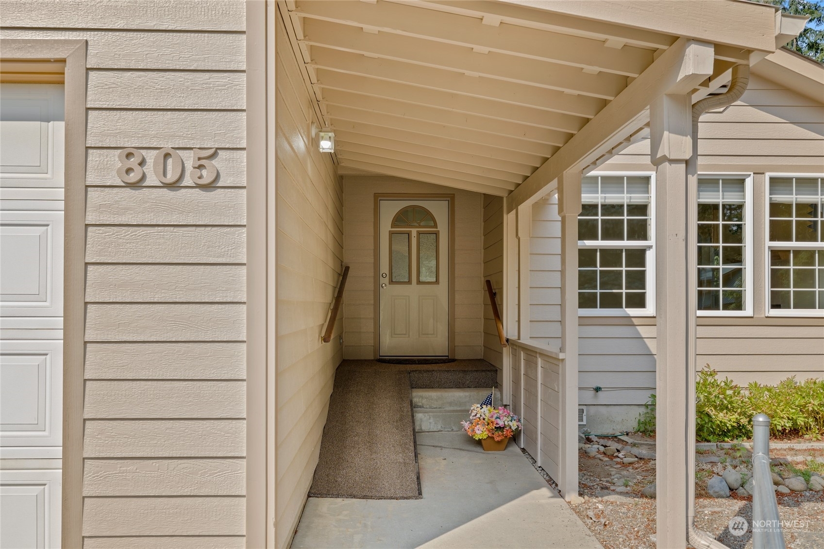 Property Photo:  805 Roslyn Place  WA 98922 