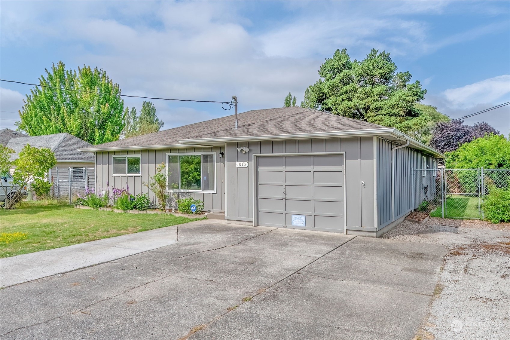 Property Photo:  1075 33rd Street  WA 98632 