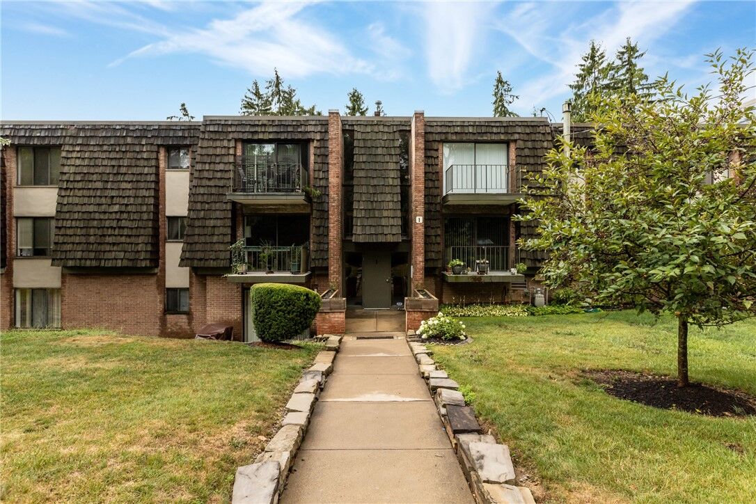 Property Photo:  135 Forest Green Dr  PA 15108 