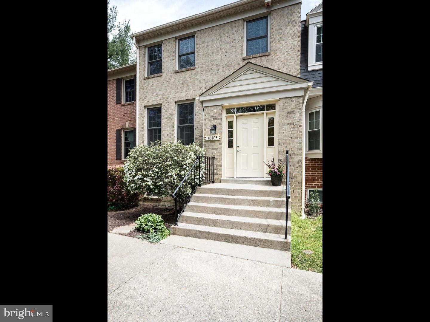 Property Photo:  10403 Carriagepark Court  VA 22032 