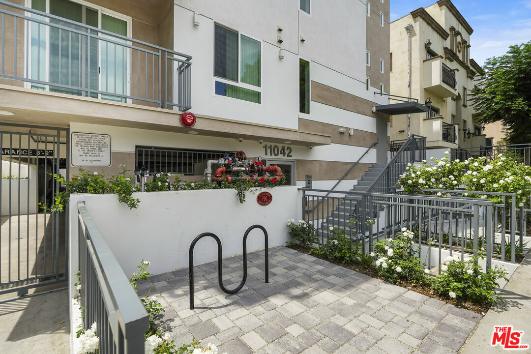 Property Photo:  11042   La Maida St 303  CA 91601 