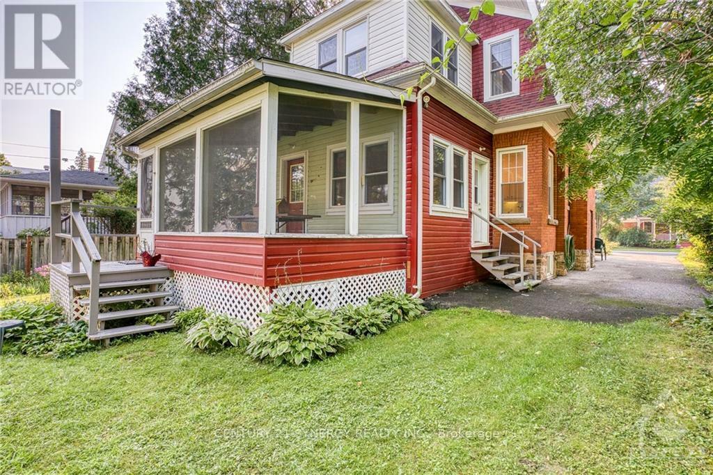 Property Photo:  19 Mary Street  ON K7H 2X1 