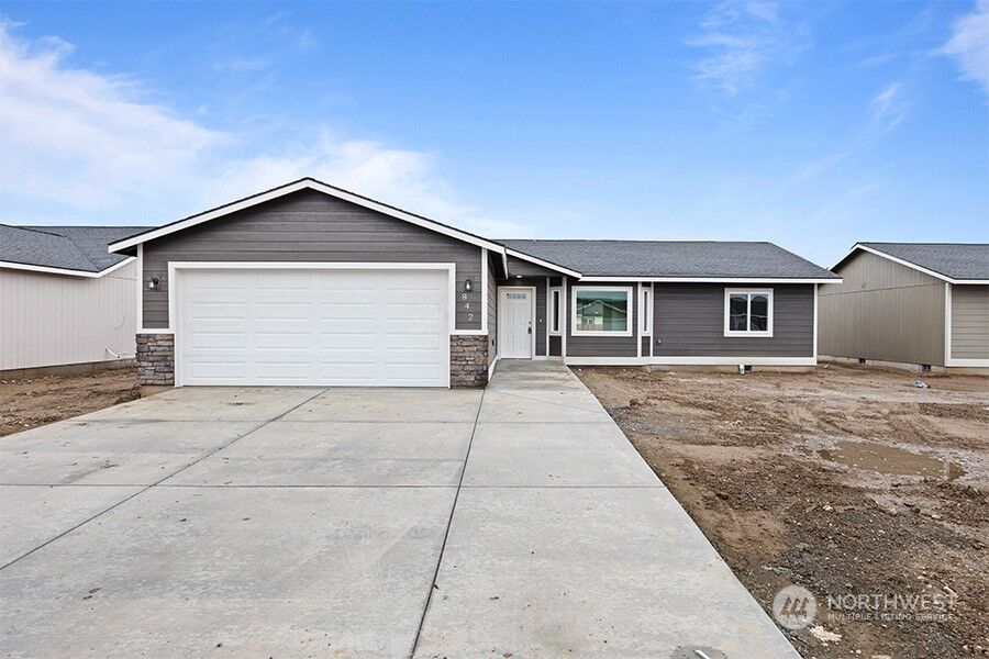 Property Photo: 1027 E Cascade Street WA 99344