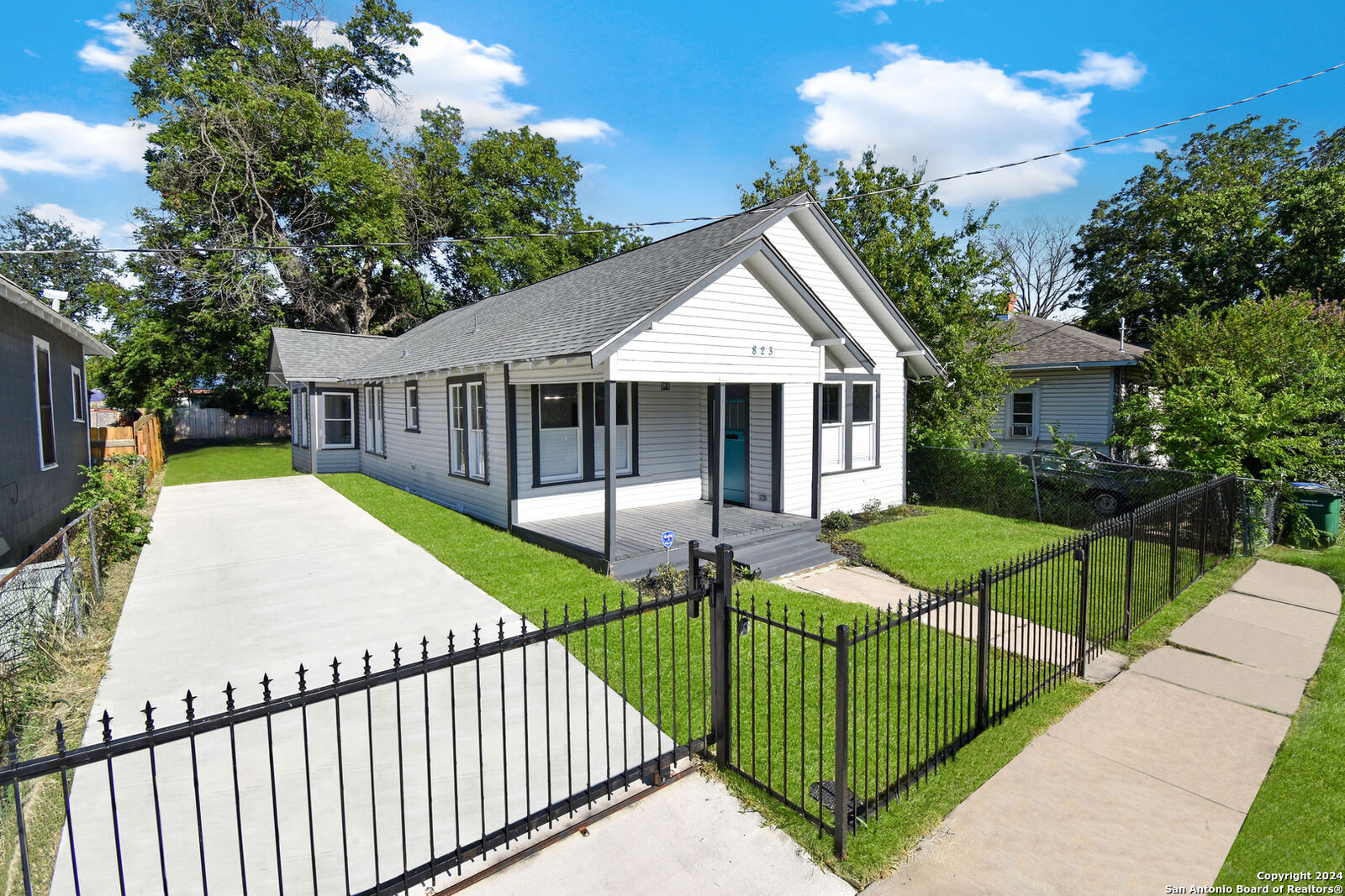 Property Photo: 823 N Palmetto TX 78202