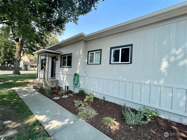 Property Photo: 520 N Cottonwood Street WA 99328