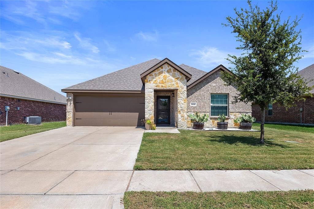 Property Photo:  1531 Woodlake Drive  TX 75165 