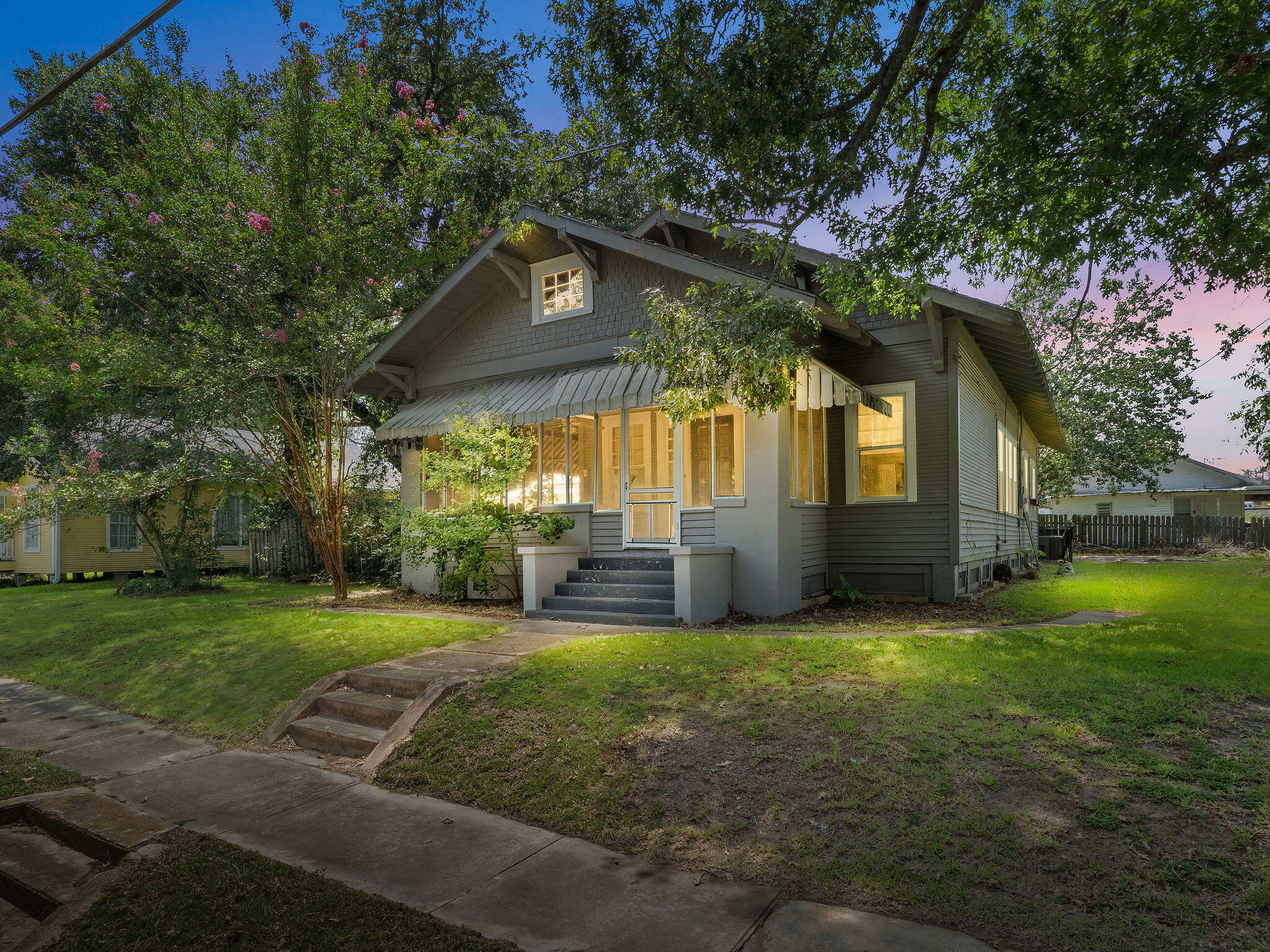 Property Photo:  204 N 1st St  LA 71446 