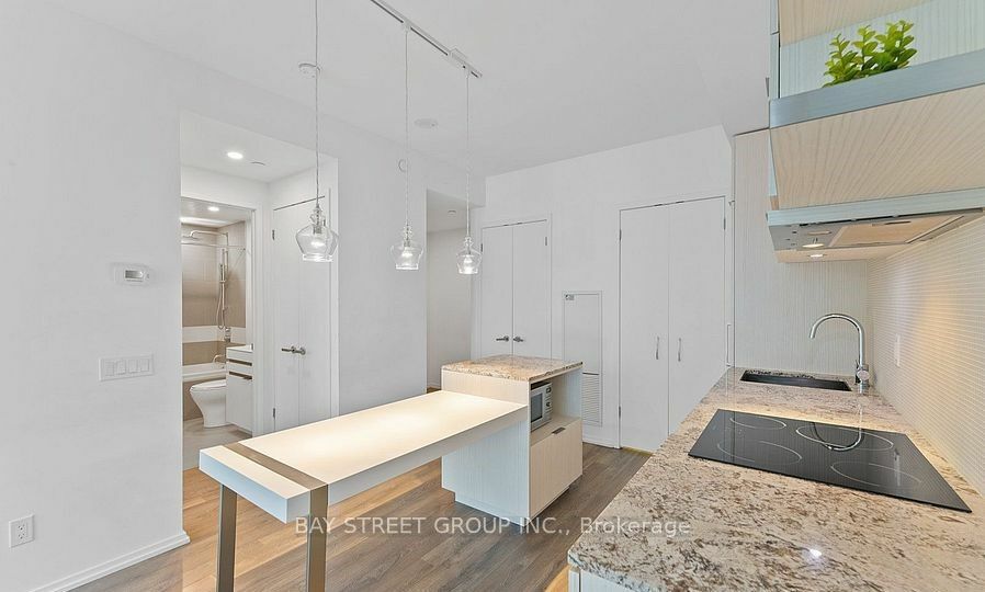 Property Photo:  197 Yonge St 3701  ON M5B 1M4 