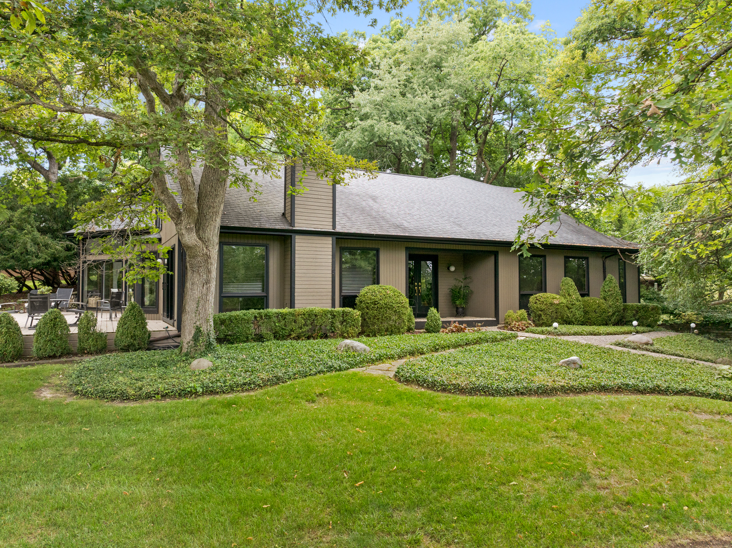 Property Photo:  1112 Crane Drive  IL 60118 