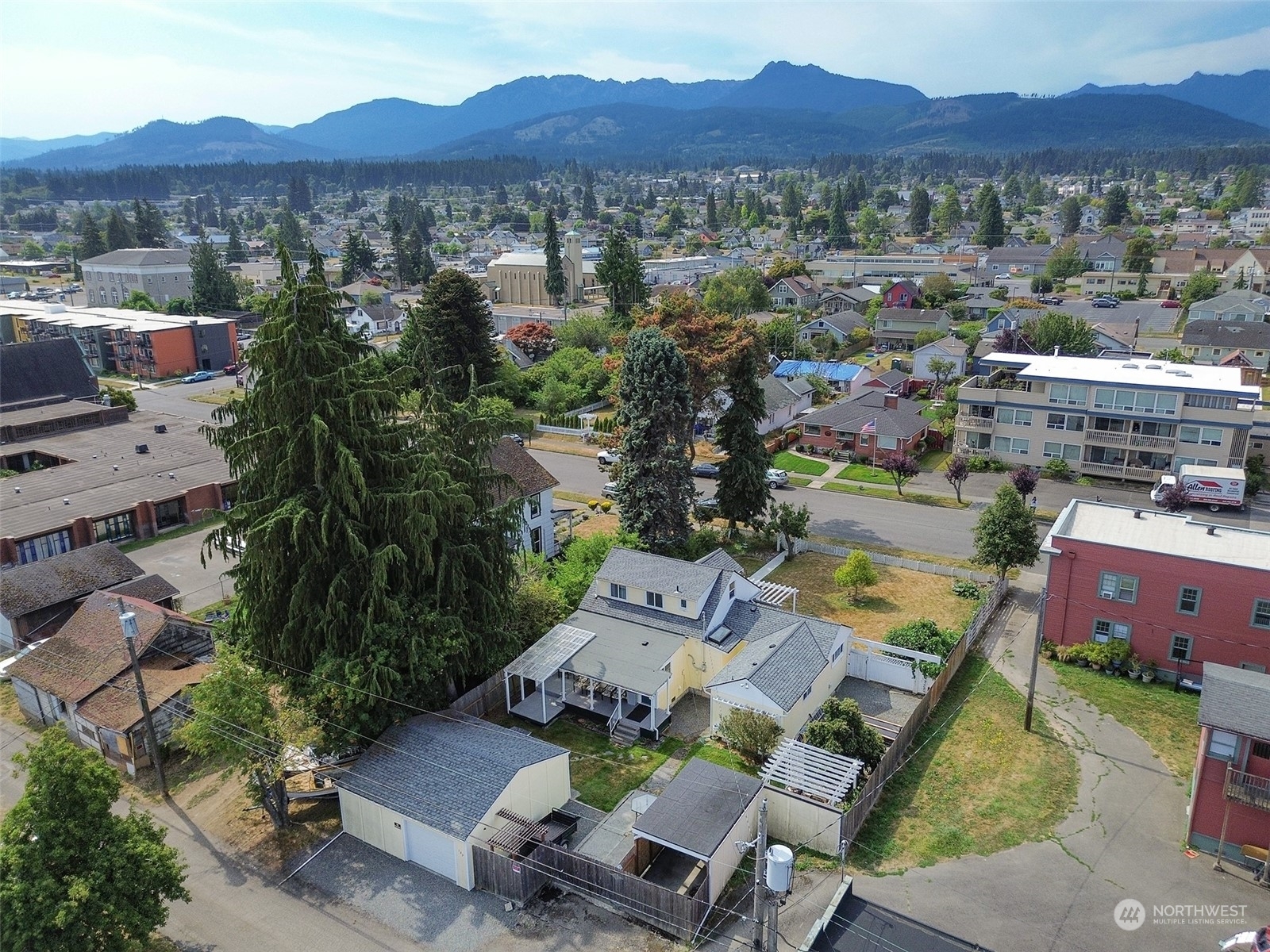 Property Photo:  127 W 6th Street  WA 98362 