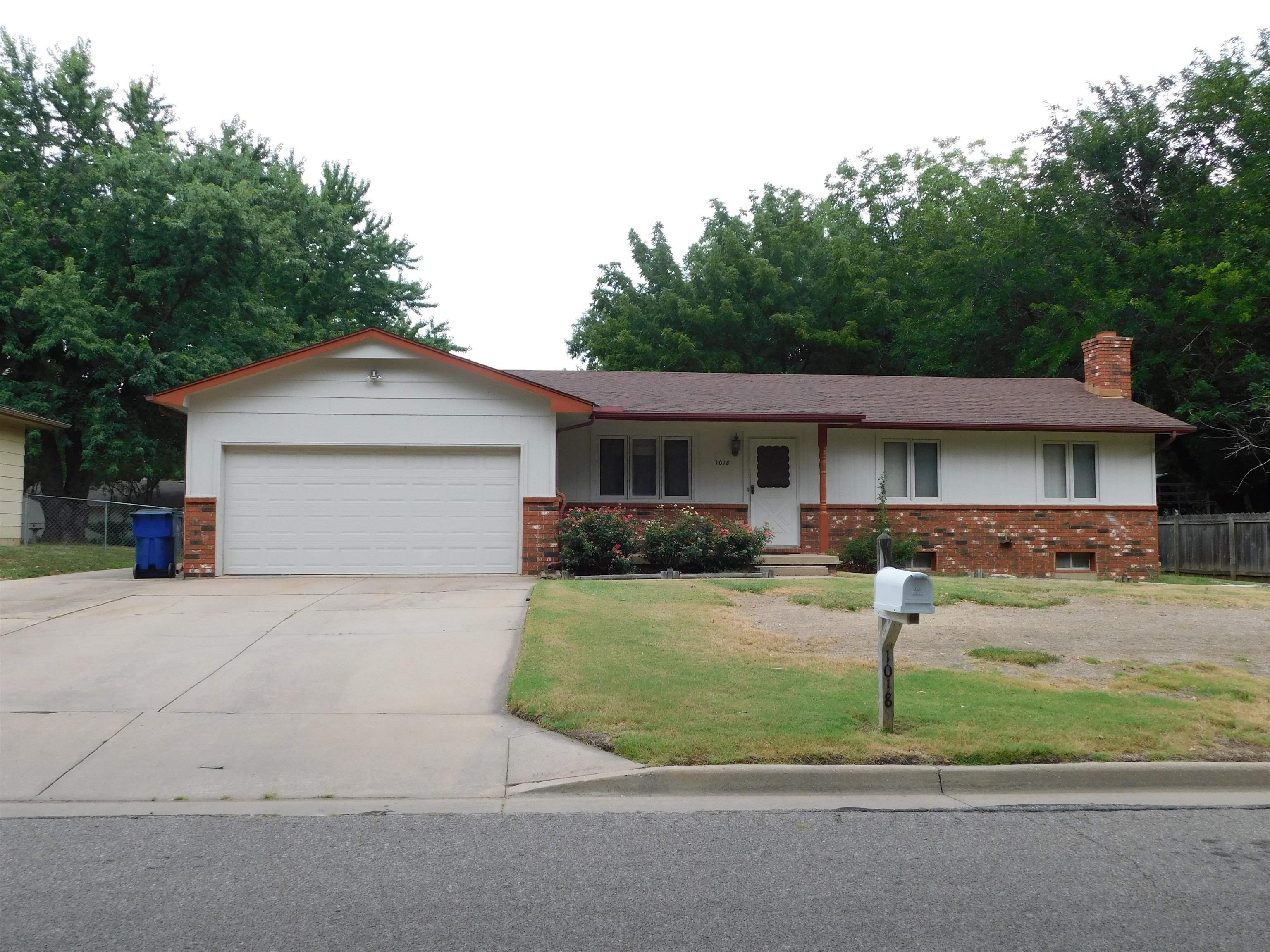 Property Photo:  1018 E Market St  KS 67037-2421 