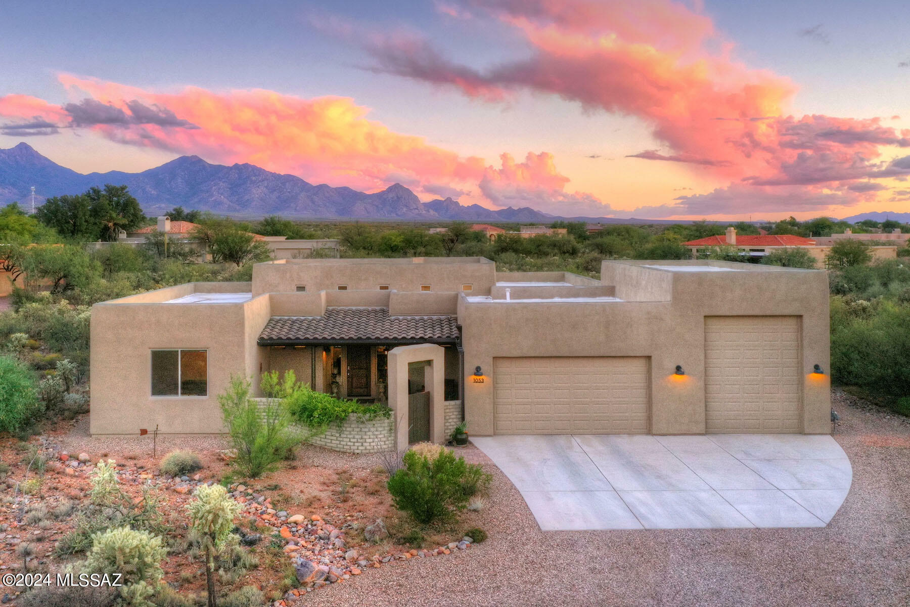 Property Photo:  1053 E Baldy Spring Place  AZ 85614 