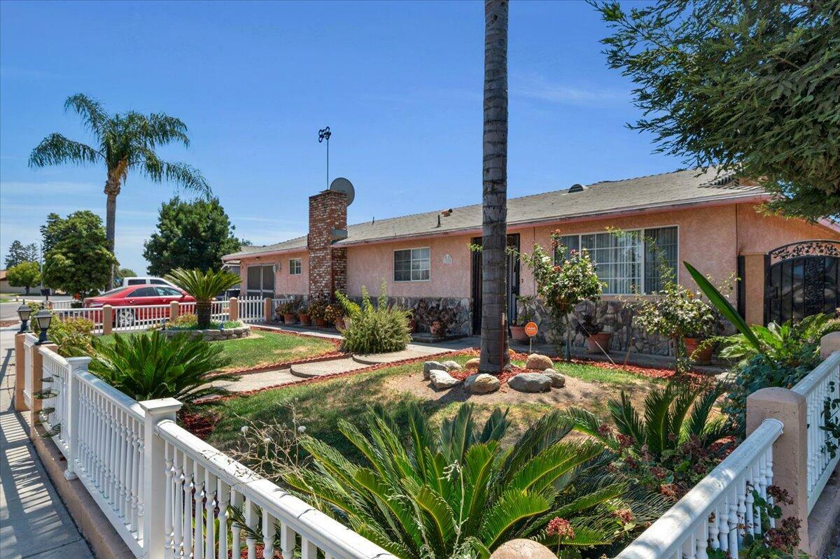 Property Photo:  1525 E Walnut Avenue  CA 93274 