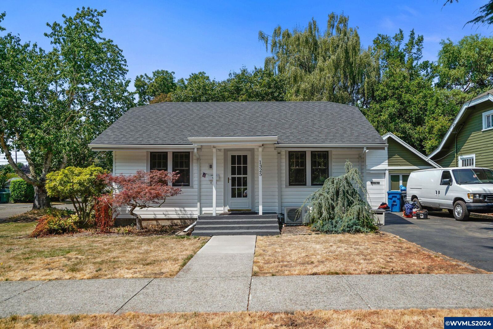 Property Photo: 1325 18th St NE OR 97301