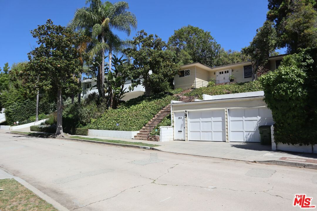 Property Photo:  282   Tavistock Ave  CA 90049 