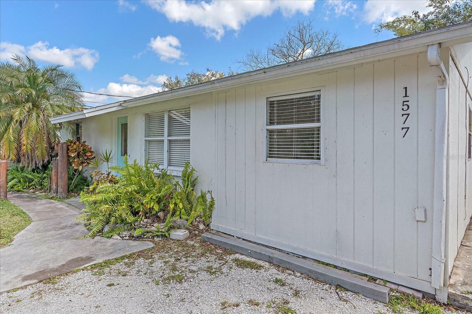 Property Photo:  1577 Honore Avenue  FL 34232 