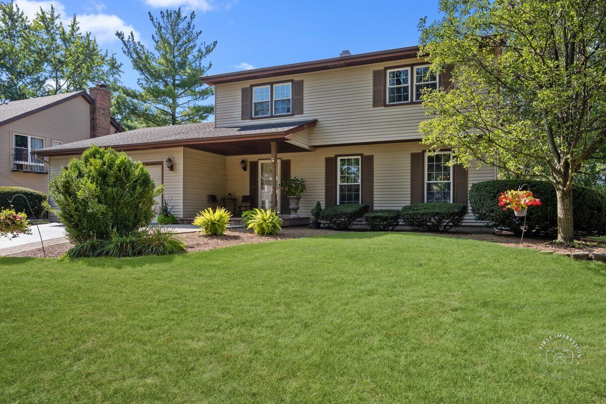 Property Photo: 320 Leeds Court IL 60565