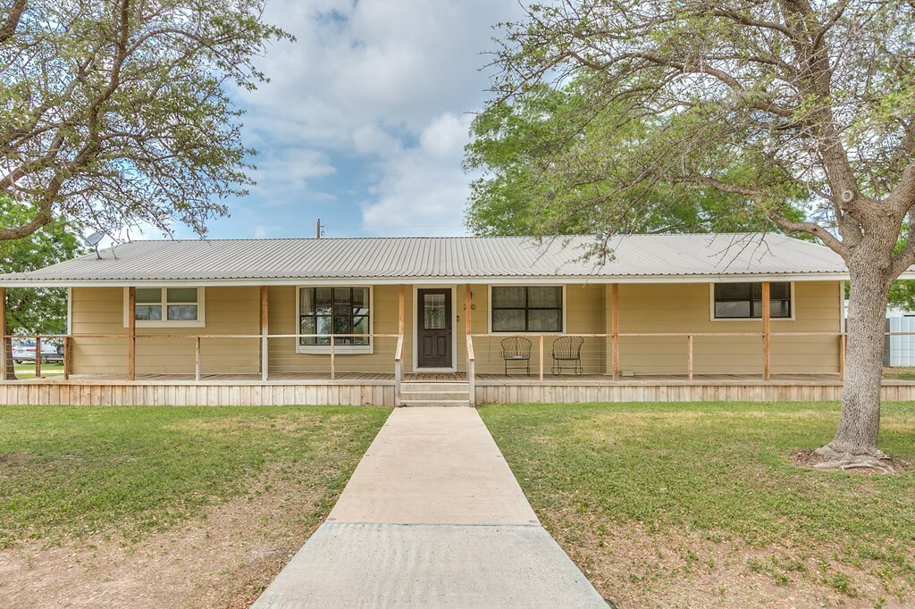 Property Photo:  220 12th St  TX 76951 