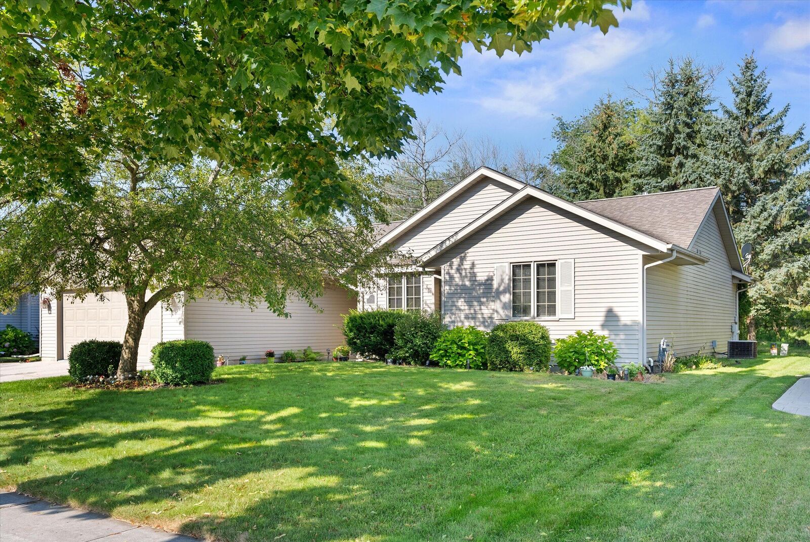 Photo de la propriété:  2432 N 36th Pl  WI 53083 