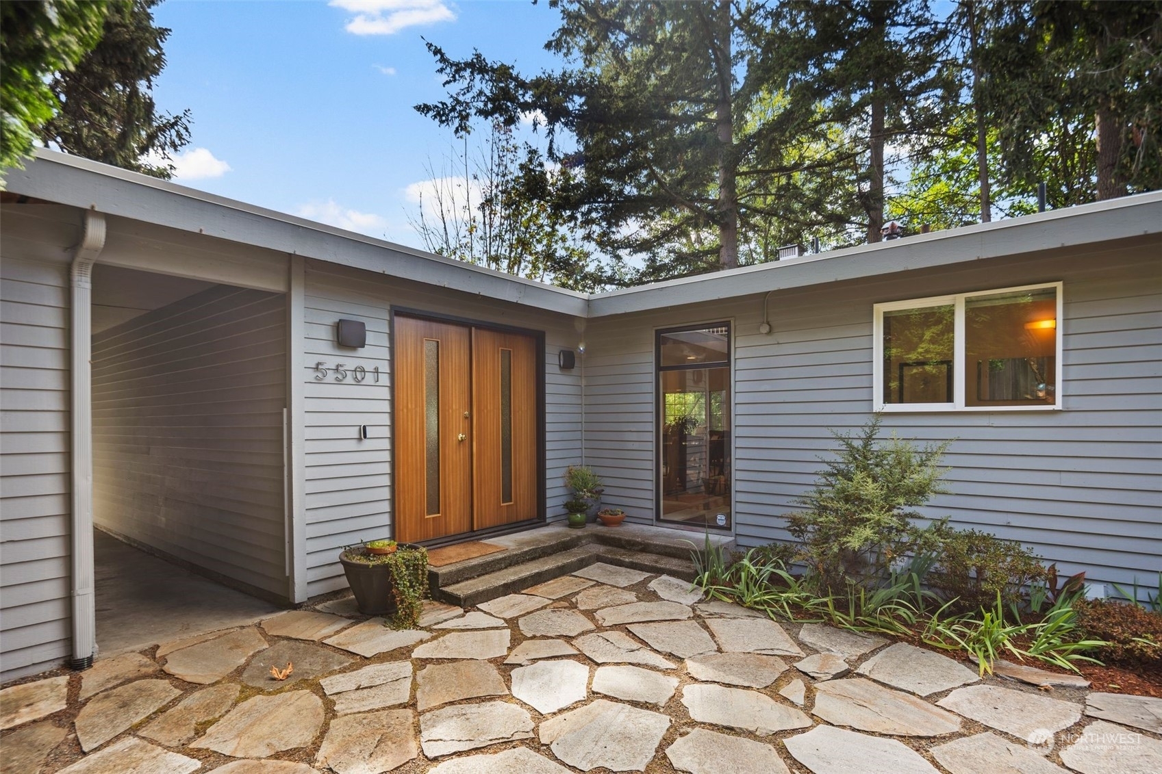 Property Photo:  5501 S Pilgrim Street  WA 98118 