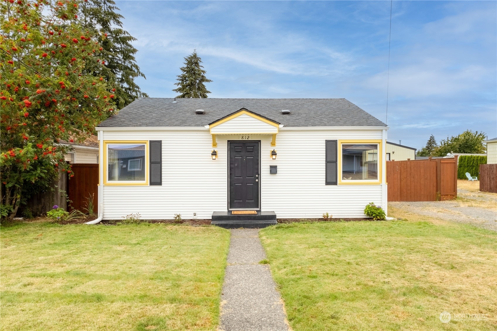 Property Photo:  812 S Hawthorne Street  WA 98465 