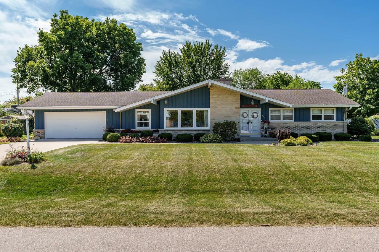 Property Photo:  882 East Petunia Lane  WI 53511 