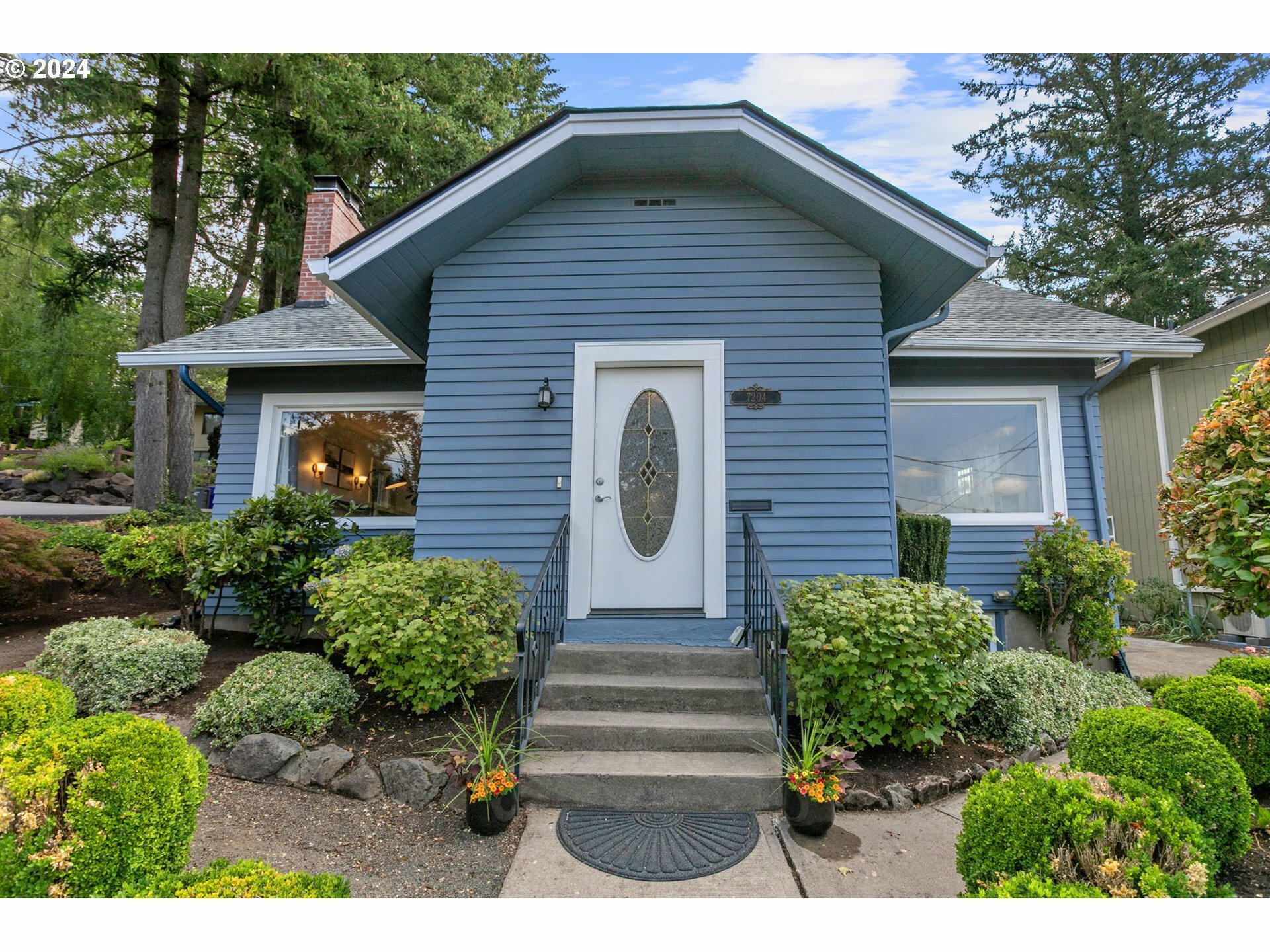 Property Photo: 7204 SW 33rd Ave OR 97219