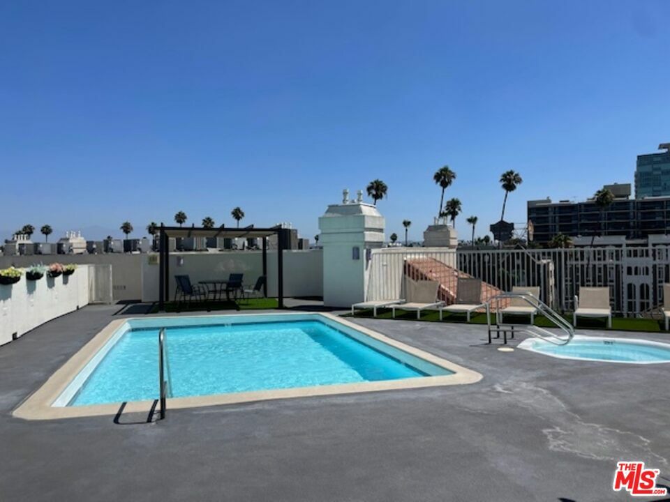 Property Photo:  620  S Gramercy Pl 223  CA 90005 