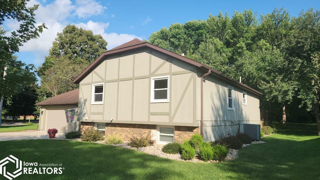 Property Photo:  1815 Springview Drive  IA 50401 