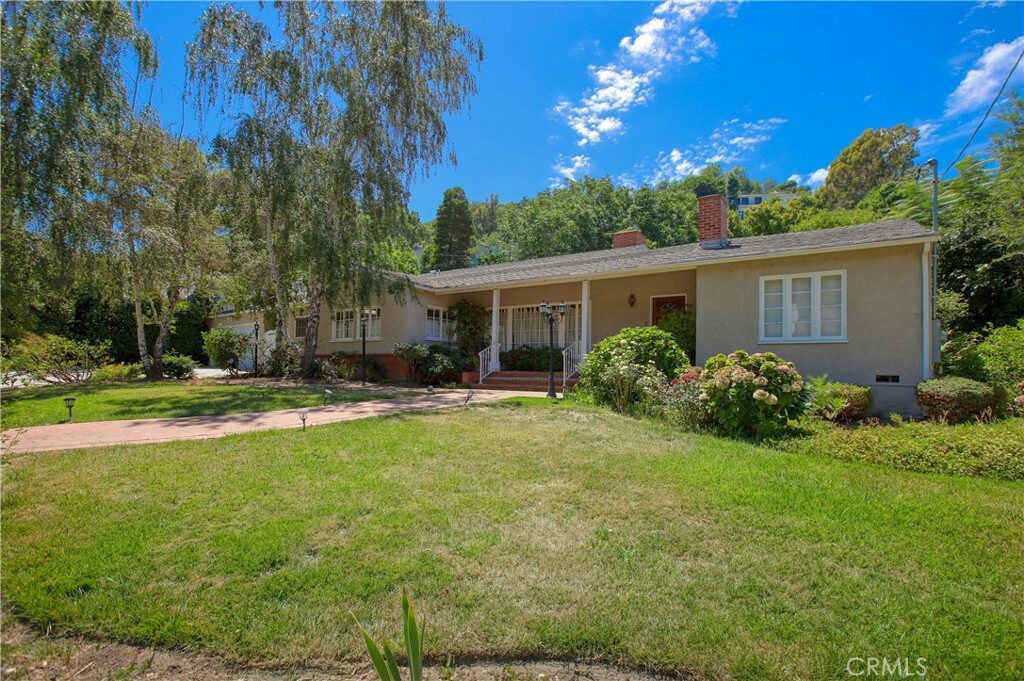 Property Photo: 3843 Dixie Canyon Avenue CA 91423