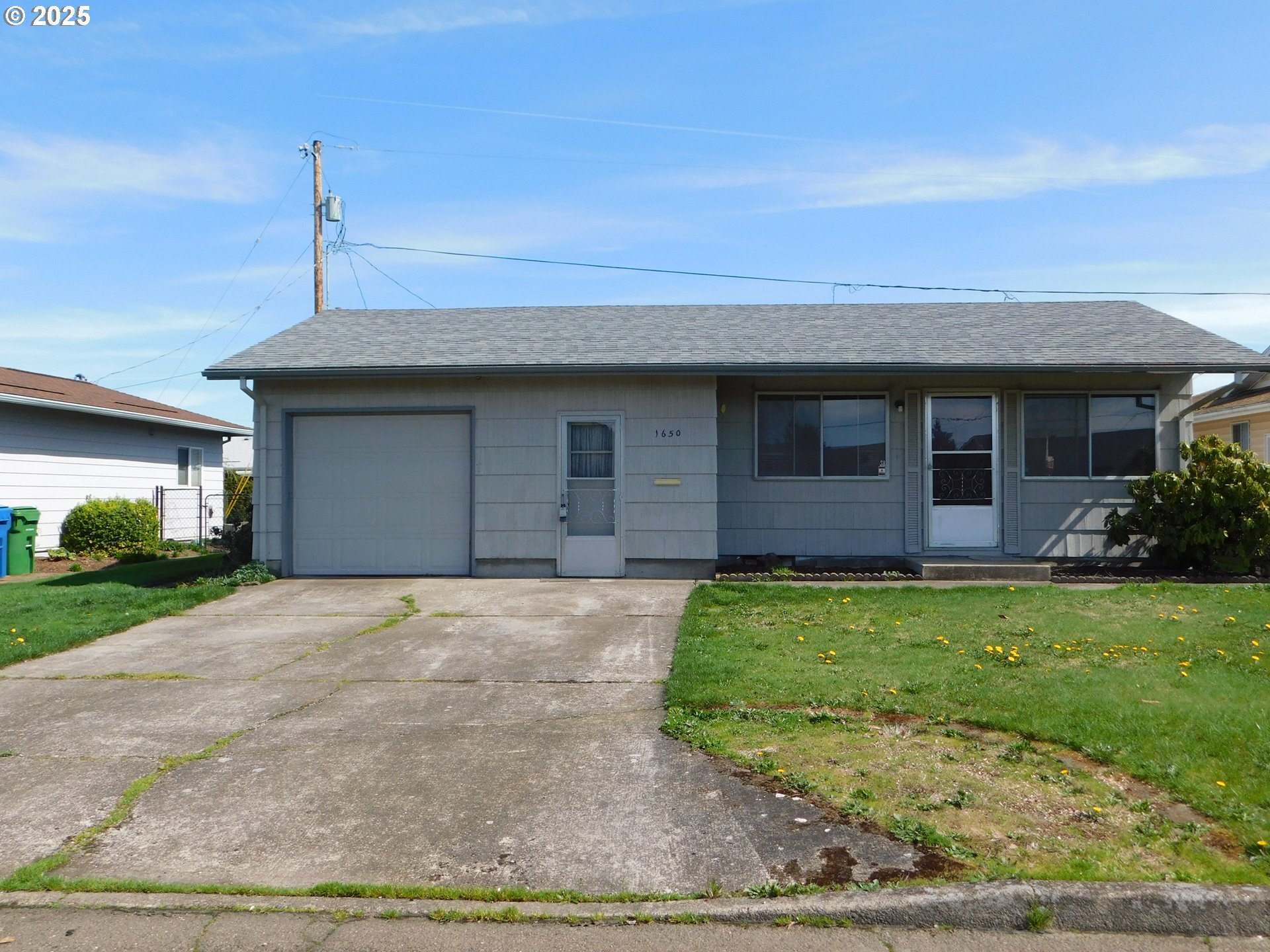 Property Photo: 1650 Country Club Cir OR 97071