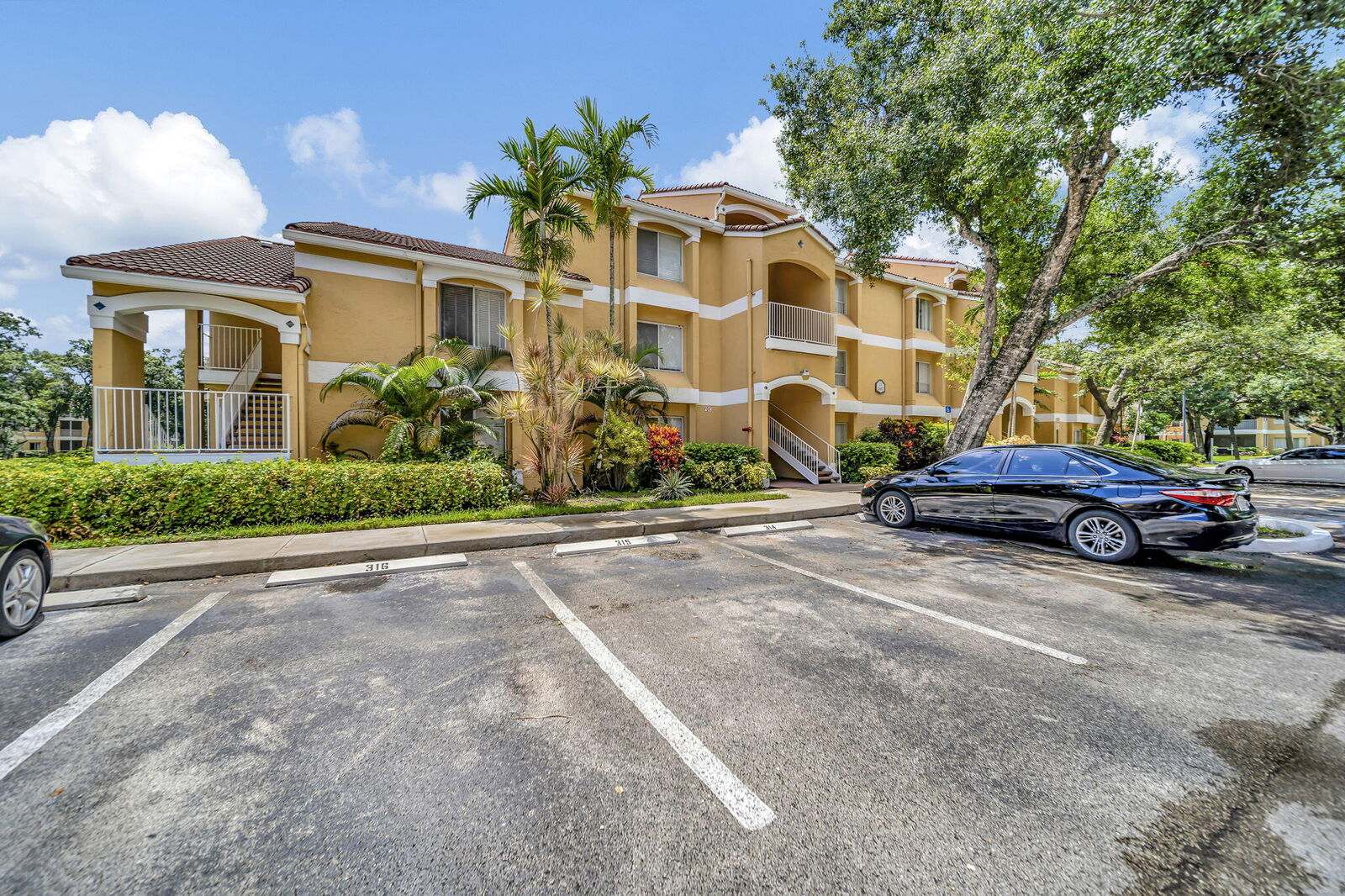 Property Photo:  2607 NW 33rd 2109  FL 33309