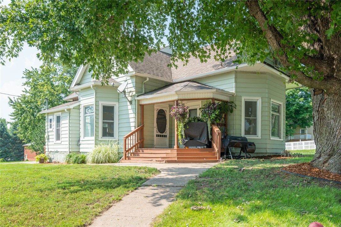 Property Photo:  400 Brown Street  IA 50237 