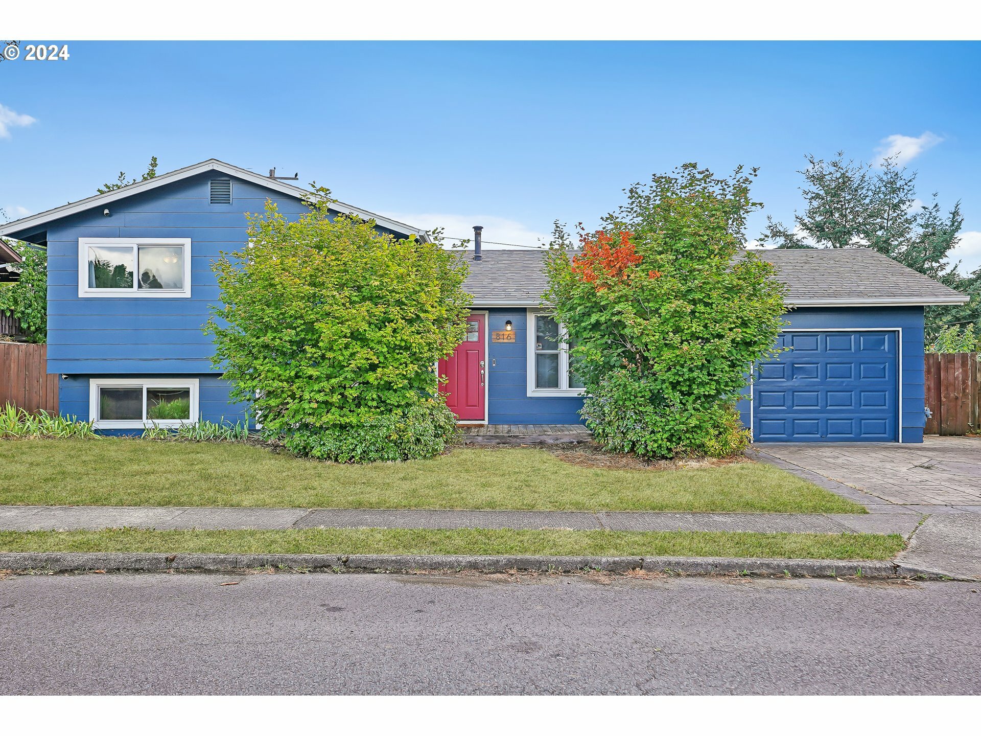 Property Photo:  816 SE 142nd Ave  OR 97233 