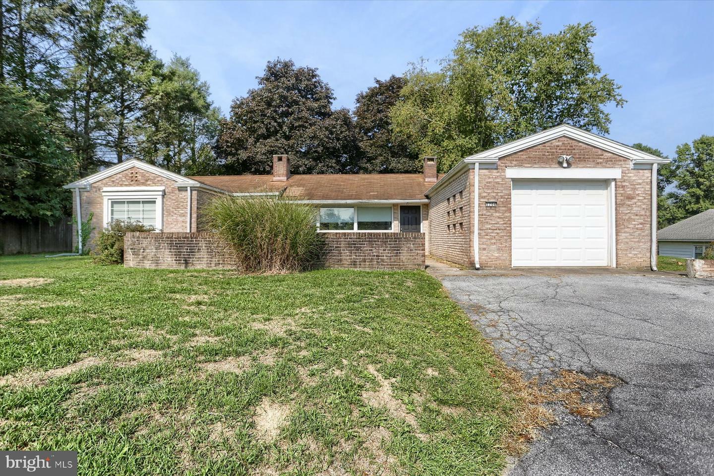 Property Photo:  1704 Colonial Road  PA 17112 