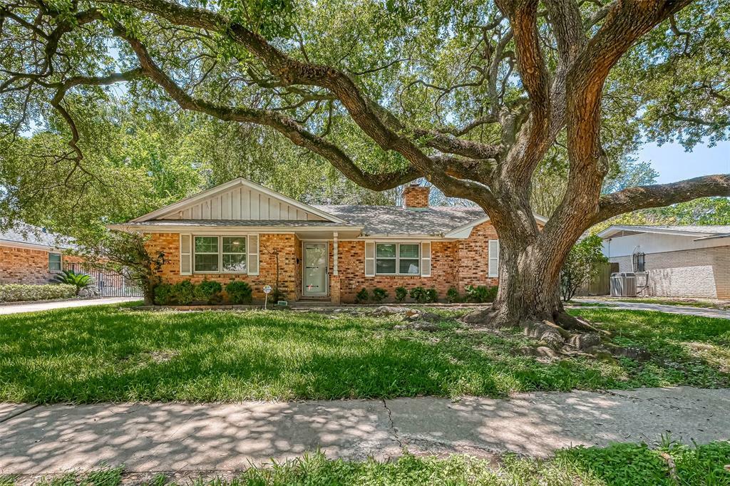 Property Photo:  8015 Edgemoor Drive  TX 77036 