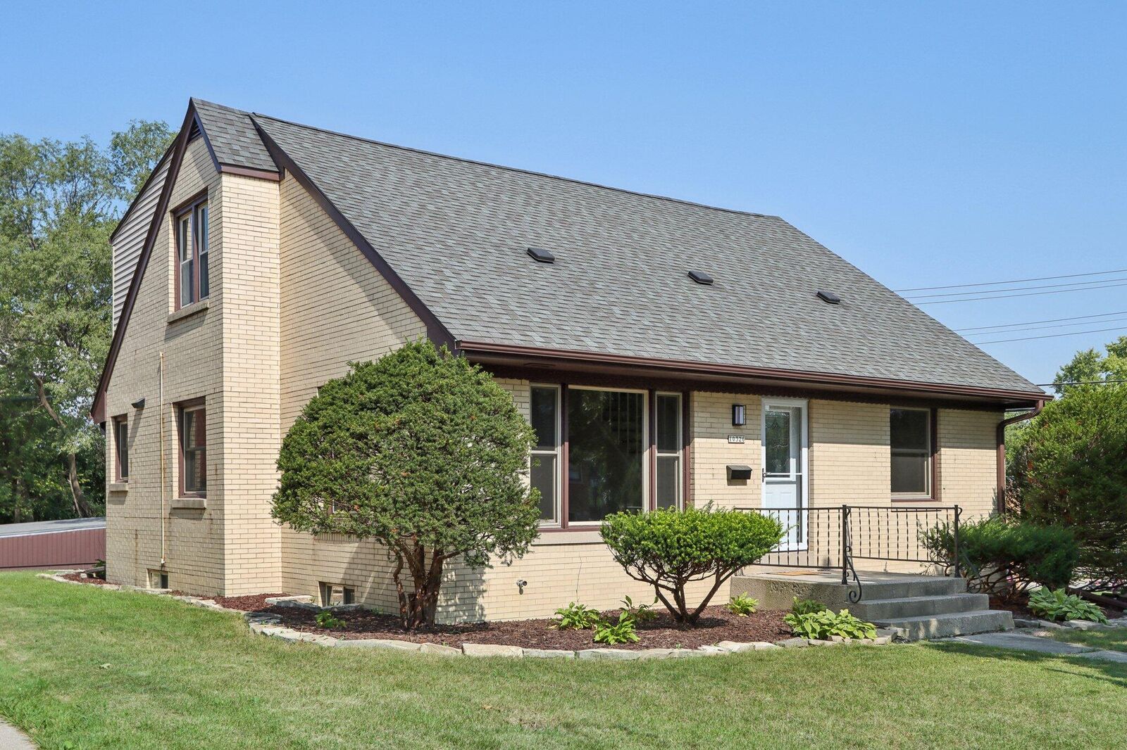 Property Photo: 10326 W Woodward Ave WI 53222
