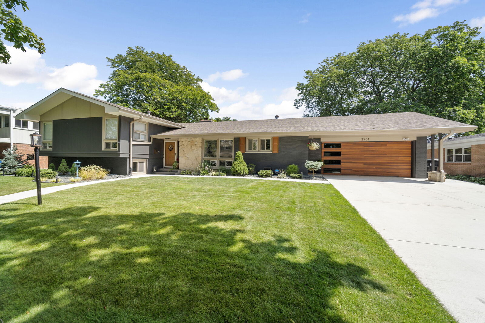 Property Photo: 2901 Chatham St WI 53402